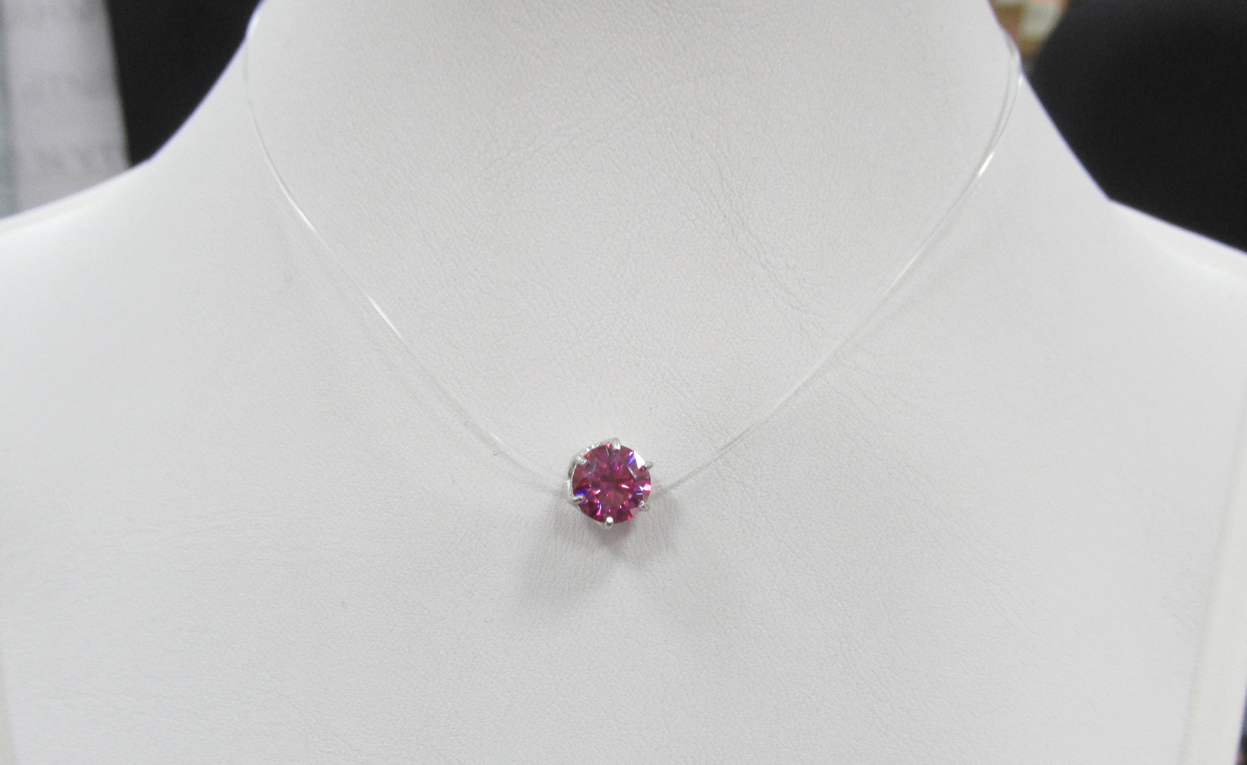 Серебряное колье с розовым муассанитом на леске